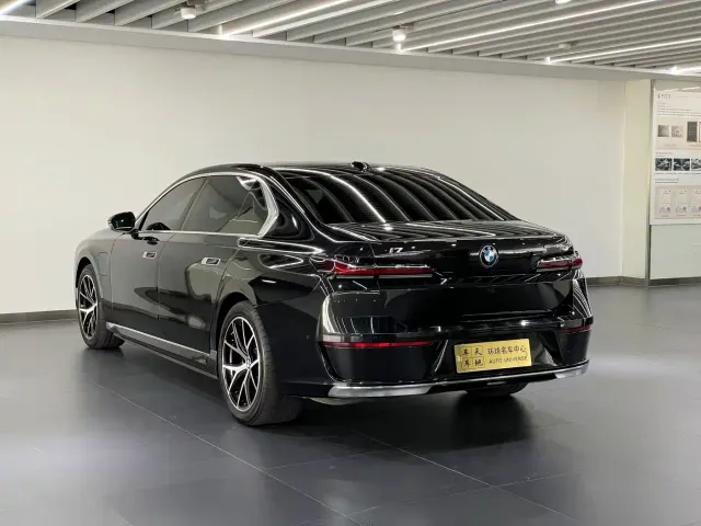 BMW i7 — Фото автомобиля 18