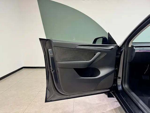 Tesla Model Y — Фото автомобиля 15
