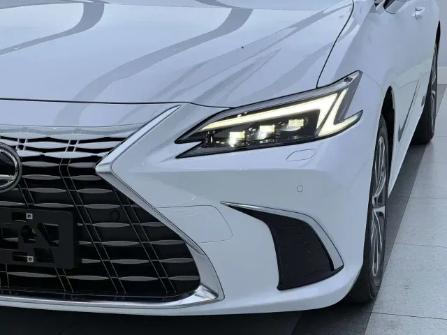 Lexus ES — Фото автомобиля 3