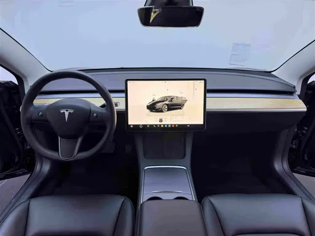 Tesla Model 3 — Фото автомобиля 15