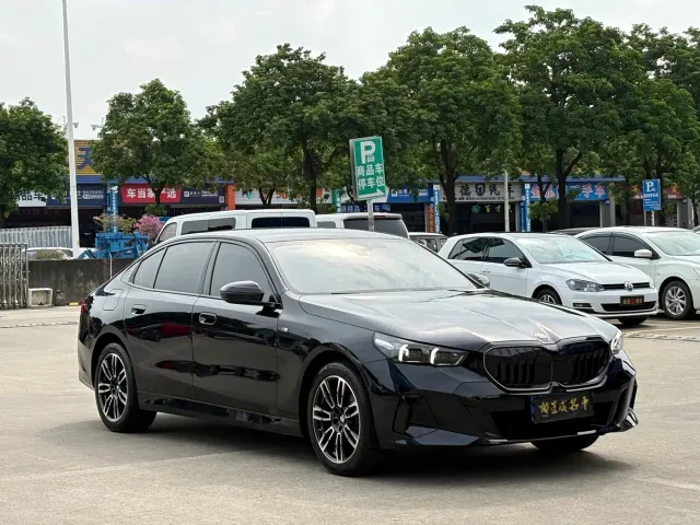 BMW 5 Series — Фото автомобиля 3