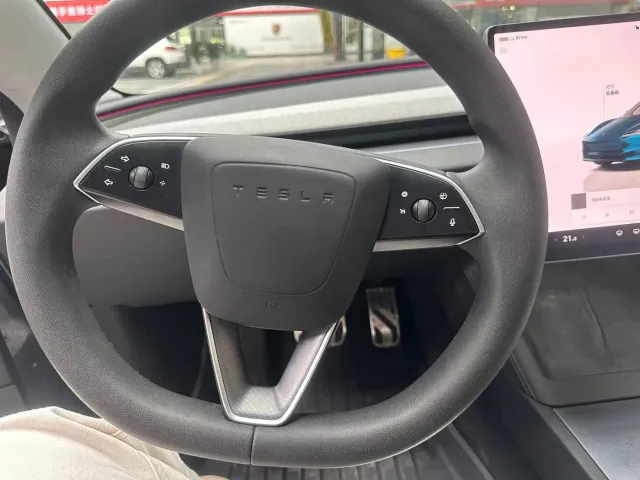 Tesla Model 3 — Фото автомобиля 7