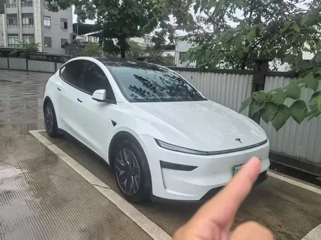 Фотография автомобиля — Tesla Model Y L