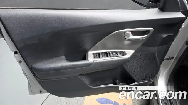 Kia Niro — Фото автомобиля 13