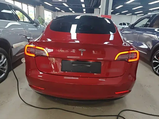 Tesla Model 3 — Фото автомобиля 5