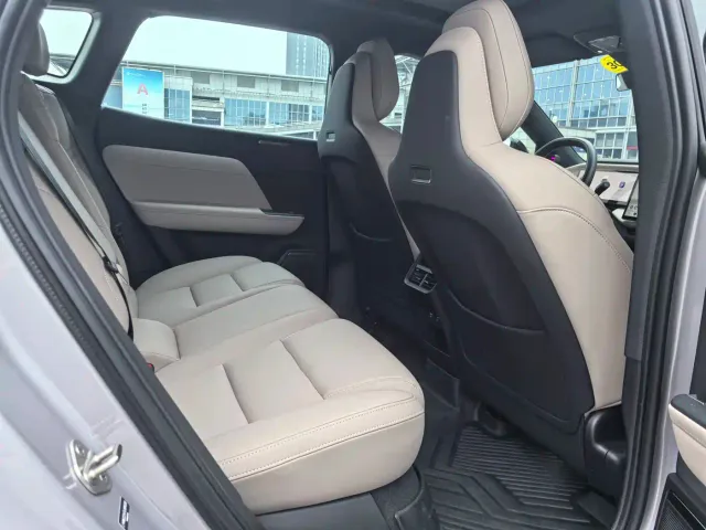 Volvo XC70 Plug-in Hybrid — Фото автомобиля 8