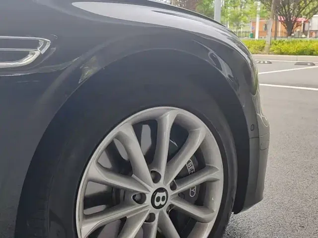 Bentley Flying Spur — Фото автомобиля 4