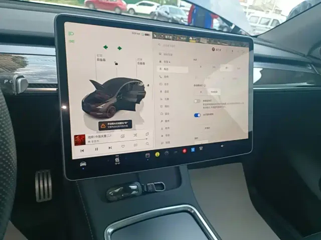 Tesla Model Y — Фото автомобиля 12
