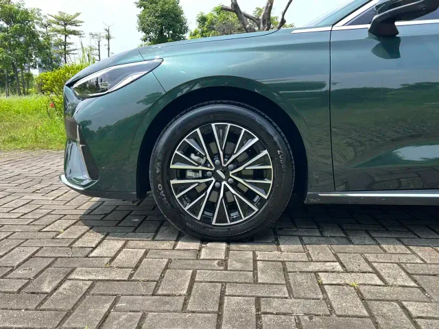 Geely Emgrand — Фото автомобиля 10