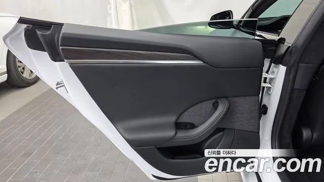 Tesla Model S — Фото автомобиля 14