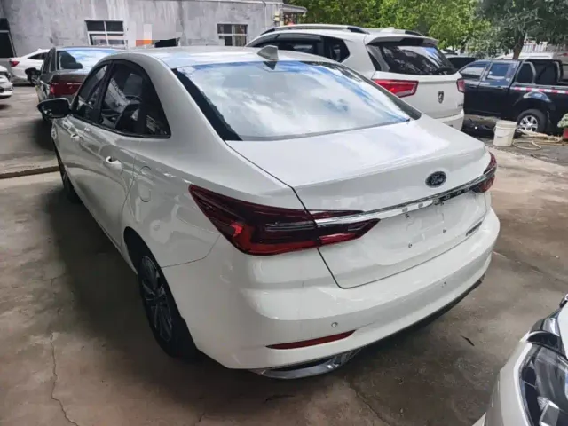 Ford Escort — Фото автомобиля 4