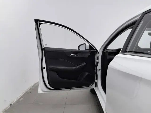 Roewe i5 — Фото автомобиля 8