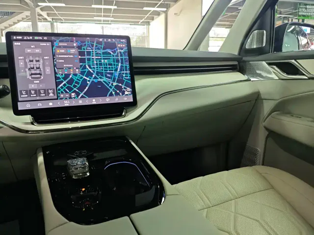 Volvo EM90 — Фото автомобиля 12