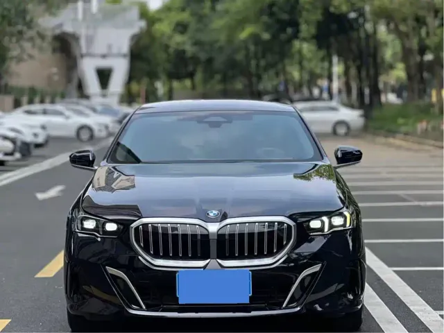 BMW 5 Series — Фото автомобиля 2