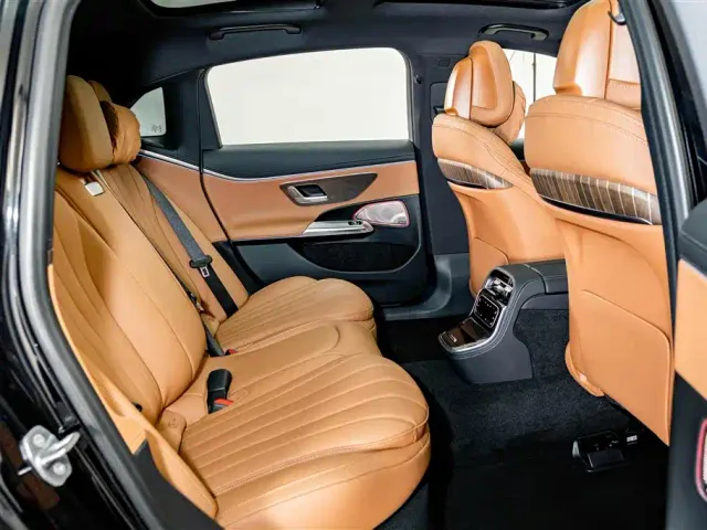 Mercedes-Benz E-Class — Фото автомобиля 20