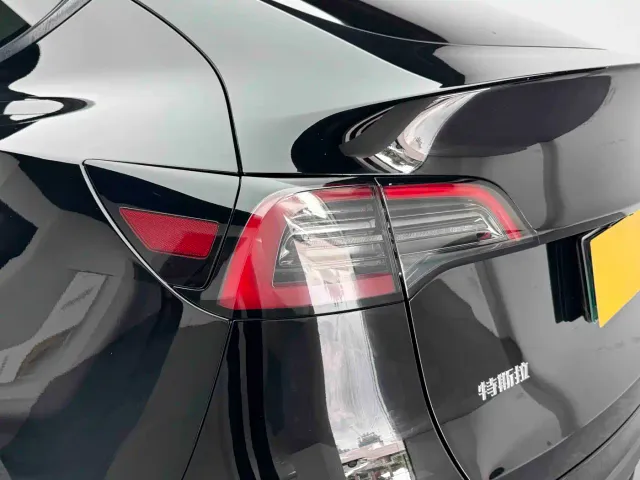 Tesla Model Y — Фото автомобиля 15