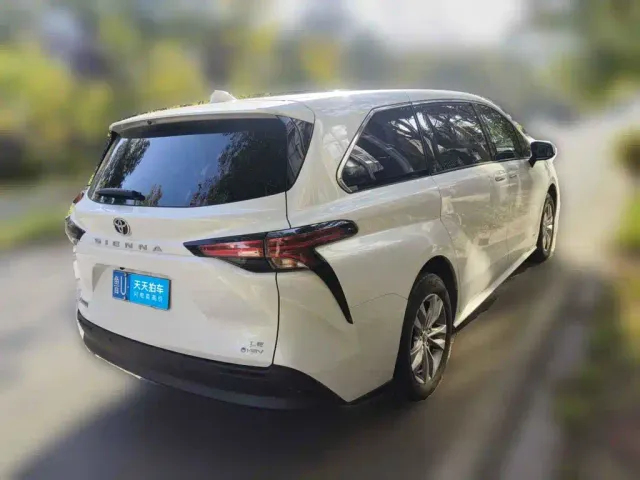 Toyota Sienna — Фото автомобиля 5