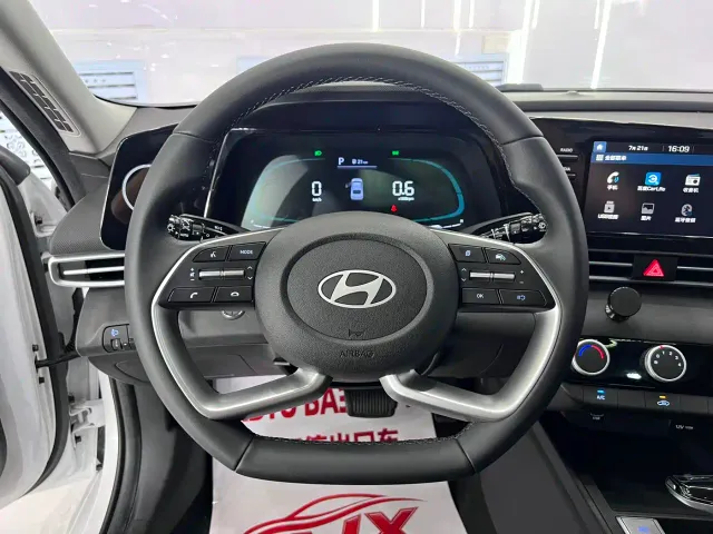 Hyundai Elantra — Фото автомобиля 12