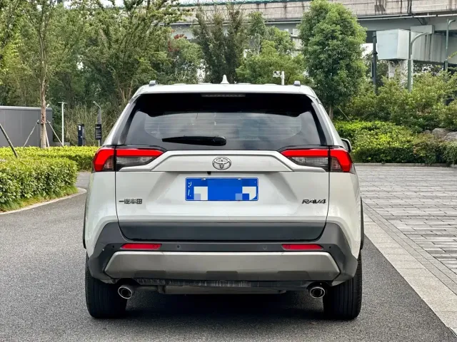Toyota RAV4 — Фото автомобиля 5