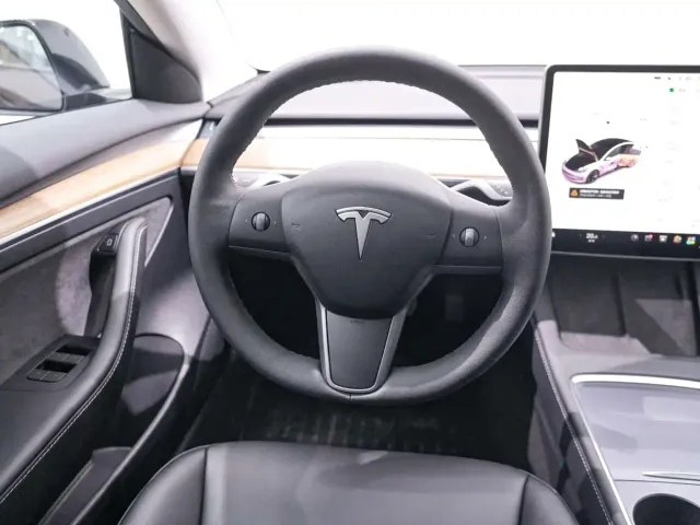 Tesla Model 3 — Фото автомобиля 18