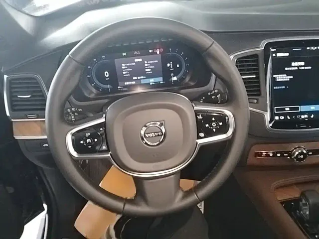 Volvo XC90 — Фото автомобиля 10