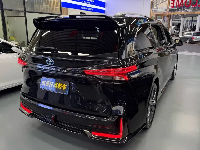 Toyota Sienna — Фото автомобиля 24