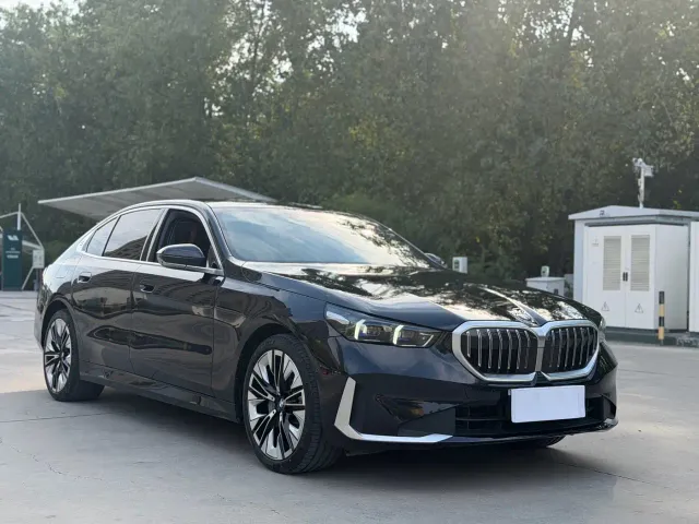 BMW 5 Series — Фото автомобиля 3