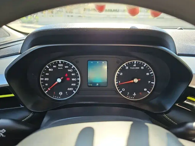 Roewe i5 — Фото автомобиля 9