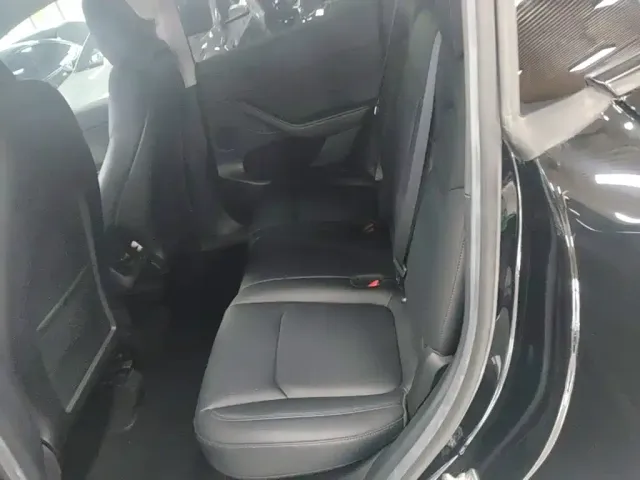 Tesla Model Y — Фото автомобиля 16