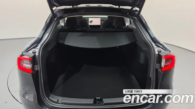 Tesla Model Y — Фото автомобиля 23