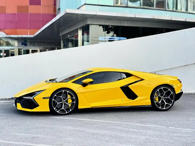 Lamborghini Revuelto — Фото автомобиля 5