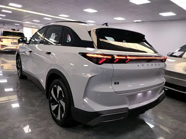 Arcfox Alpha T5 — Фото автомобиля 4