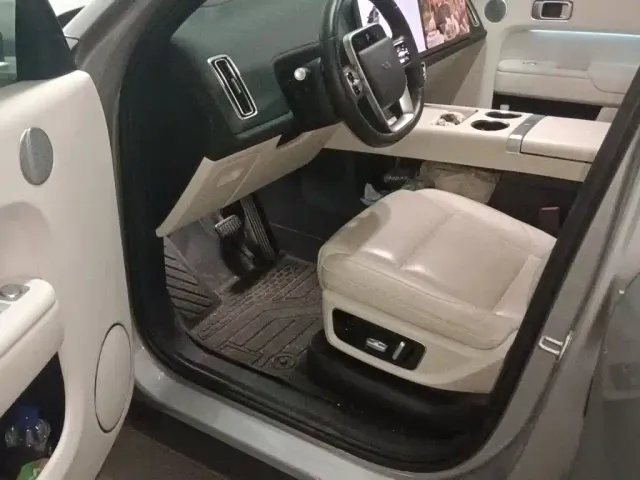 Li Auto L8 — Фото автомобиля 13