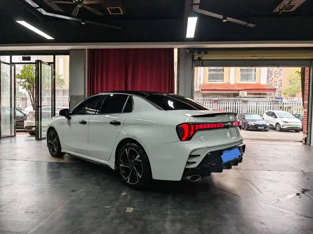 Lynk & Co 03 — Фото автомобиля 10