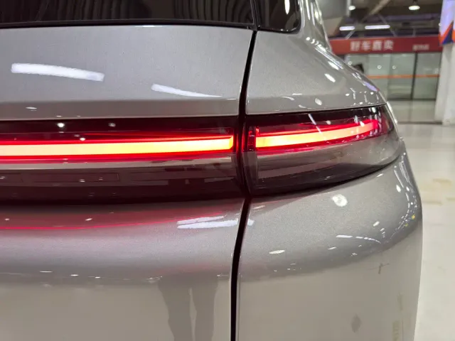 Li Auto L8 — Фото автомобиля 21