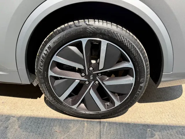 Li Auto L8 — Фото автомобиля 15