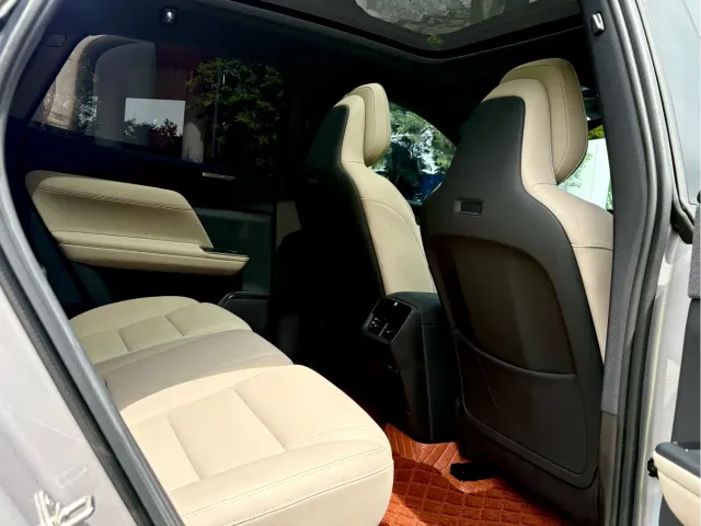 Volvo XC70 Plug-in Hybrid — Фото автомобиля 11