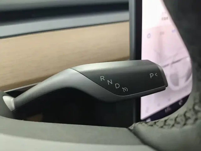 Tesla Model Y — Фото автомобиля 13