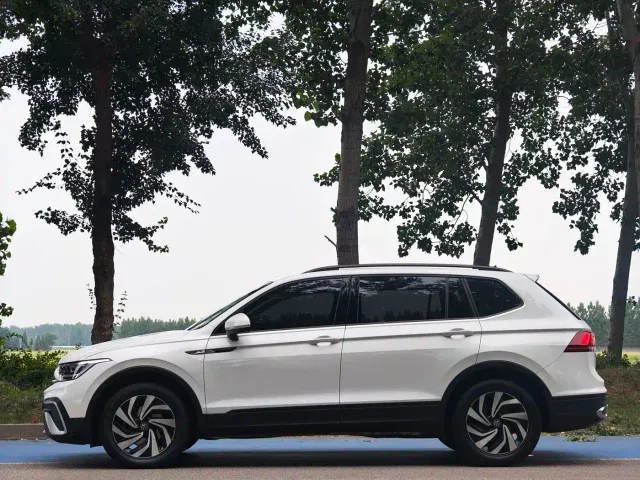 Volkswagen Tiguan L — Фото автомобиля 8