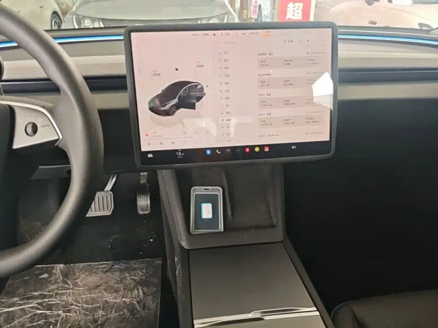 Tesla Model 3 — Фото автомобиля 12