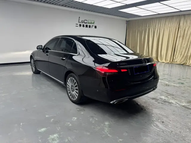 Mercedes-Benz E-Class — Фото автомобиля 4