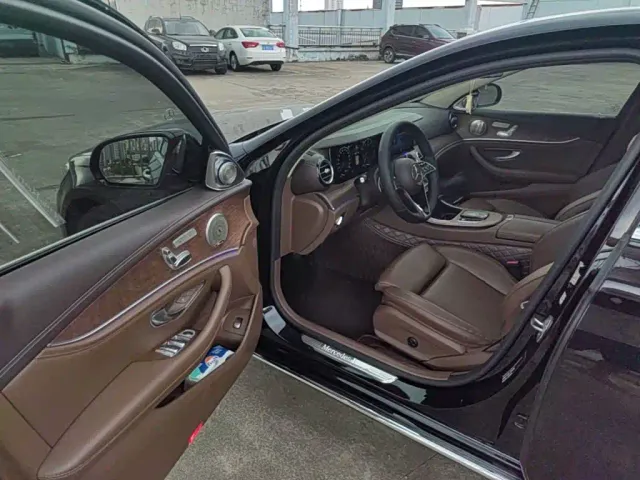 Mercedes-Benz E-Class — Фото автомобиля 15