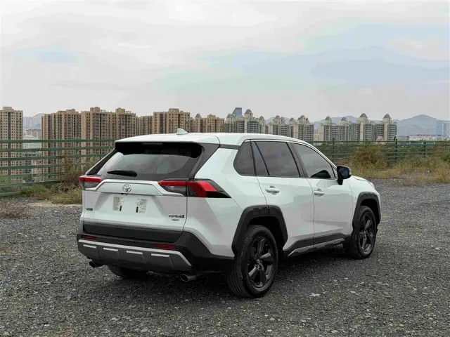 Toyota RAV4 — Фото автомобиля 4