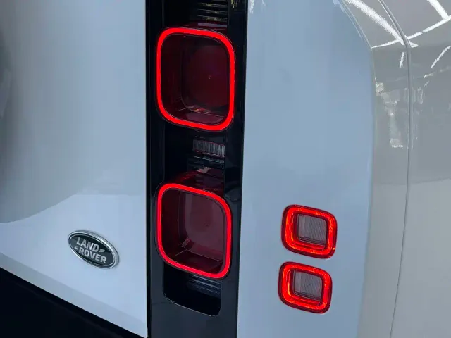 Land Rover Defender — Фото автомобиля 23