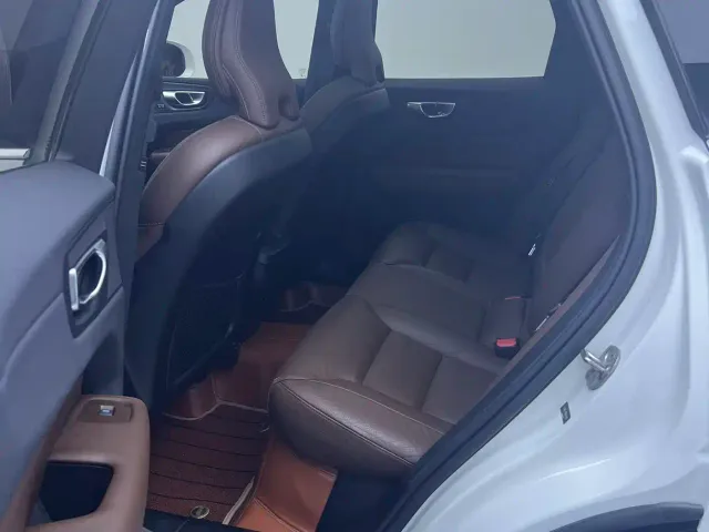 Volvo XC60 — Фото автомобиля 12