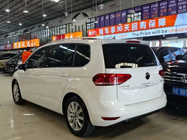 Volkswagen Touran — Фото автомобиля 4