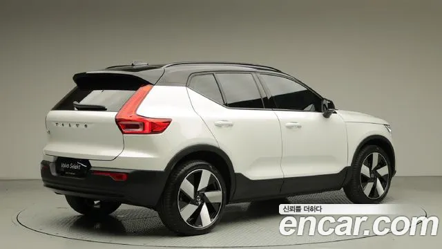 Volvo EX40 — Фото автомобиля 4