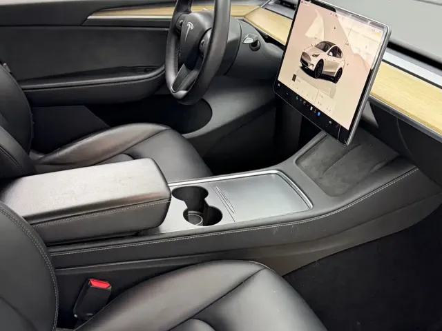 Tesla Model Y — Фото автомобиля 8