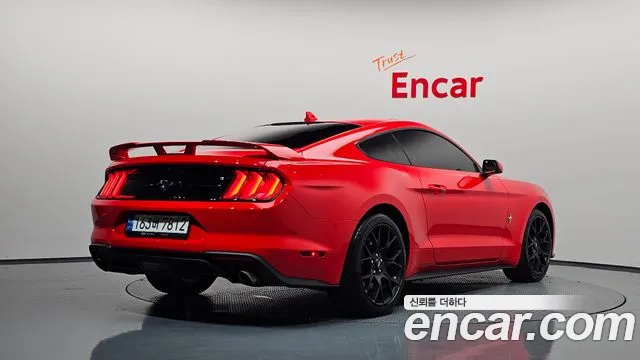 Ford Mustang — Фото автомобиля 2