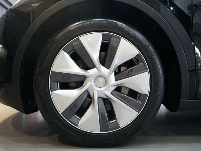 Tesla Model Y — Фото автомобиля 17